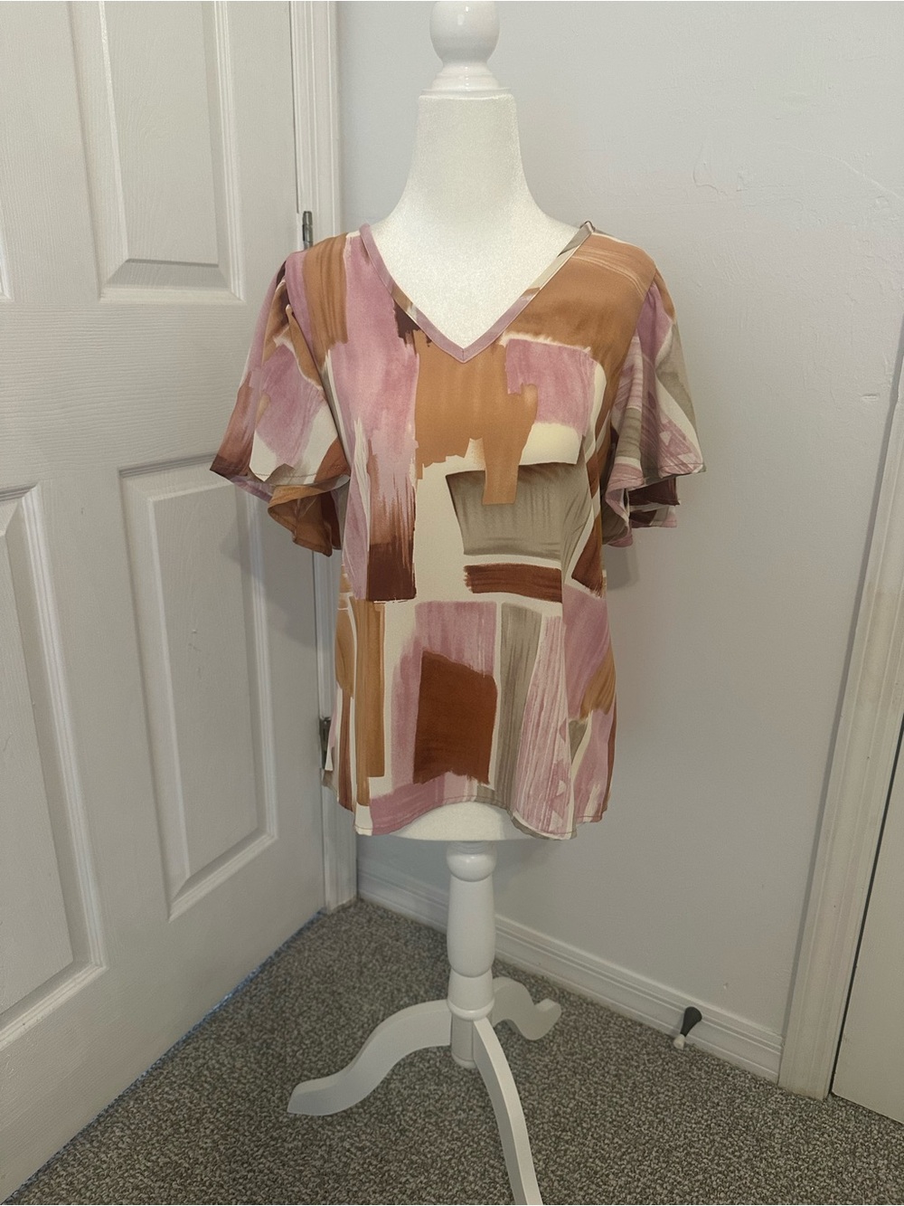 entro Brushstroke V-Neck Flutter Sleeve Blouse in Pink & Tan